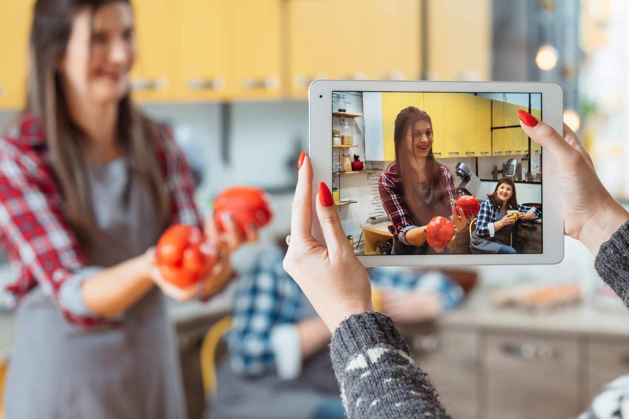 Lezione di cucina online con partecipanti in video