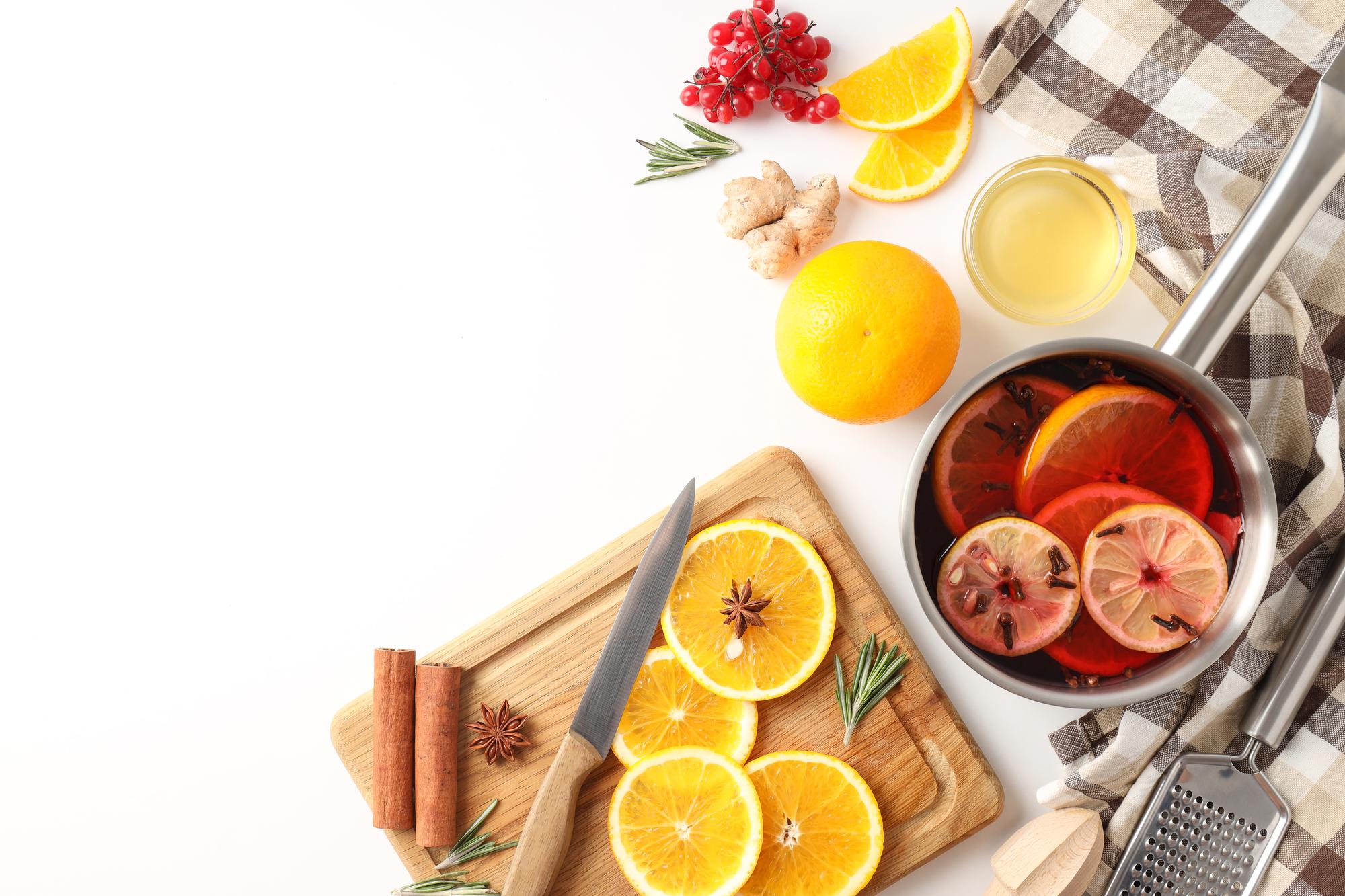 Tavolo di cucina con ingredienti stagionali